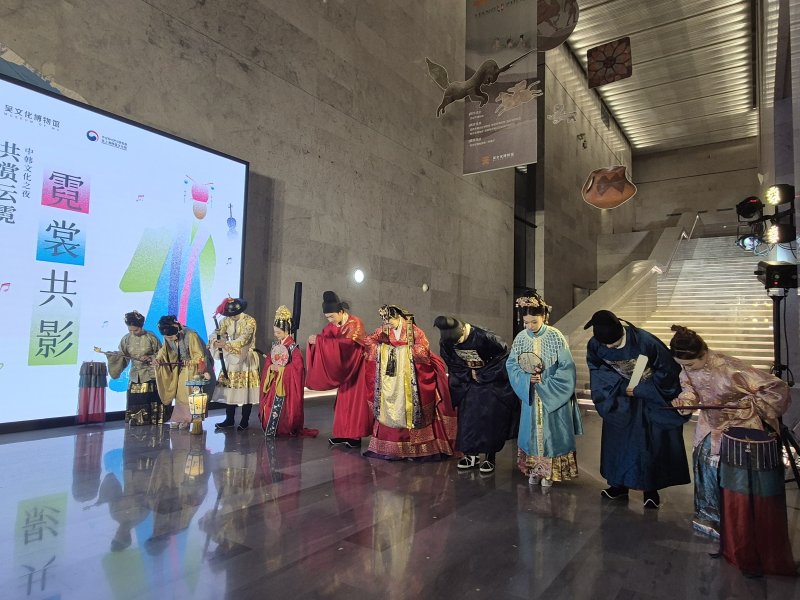 10월 31일, 한중 복식예술교류전 '옷, 예술이 되다' 개막식 (사비나미술관 제공)