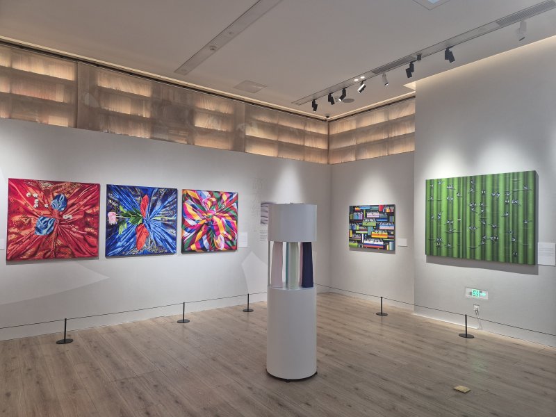 한중 복식예술교류전 '옷, 예술이 되다' 전시 전경 (사비나미술관 제공)