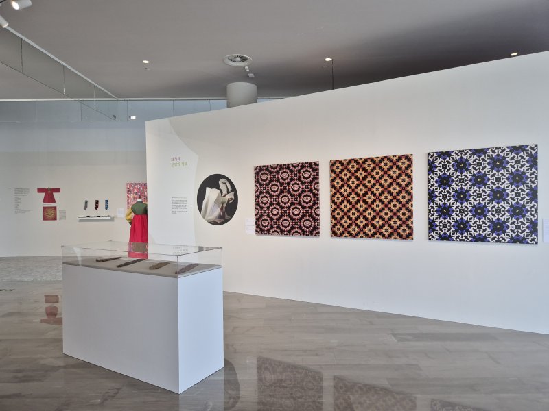 한중 복식예술교류전 '옷, 예술이 되다' 전시 전경 (사비나미술관 제공)