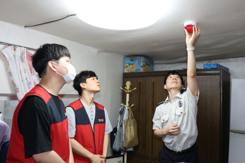 [서울=뉴시스] 농심이 취약계층을 대상을 화재경보기 1만개 설치를 지원했다.(사진=농심 제공) *재판매 및 DB 금지