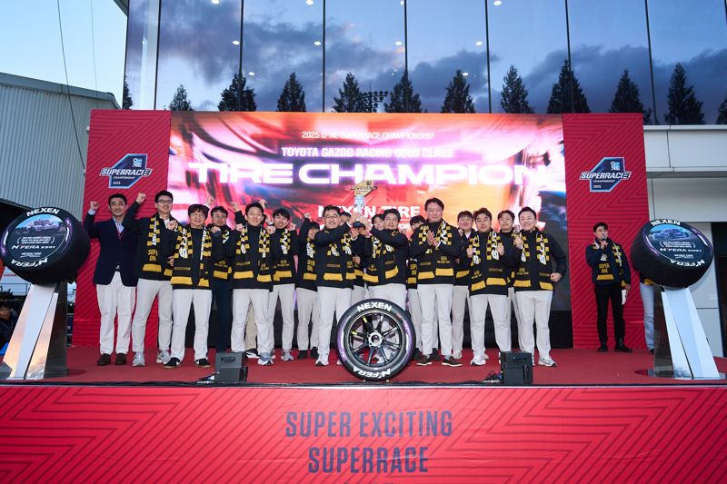 넥센타이어가 오네 슈퍼레이스 TOYOTA 6000 클래스 2025 타이어 제조사 챔피언 3연패 달성해 시상식을 진행하고 있다. 사진=넥센타이어 제공