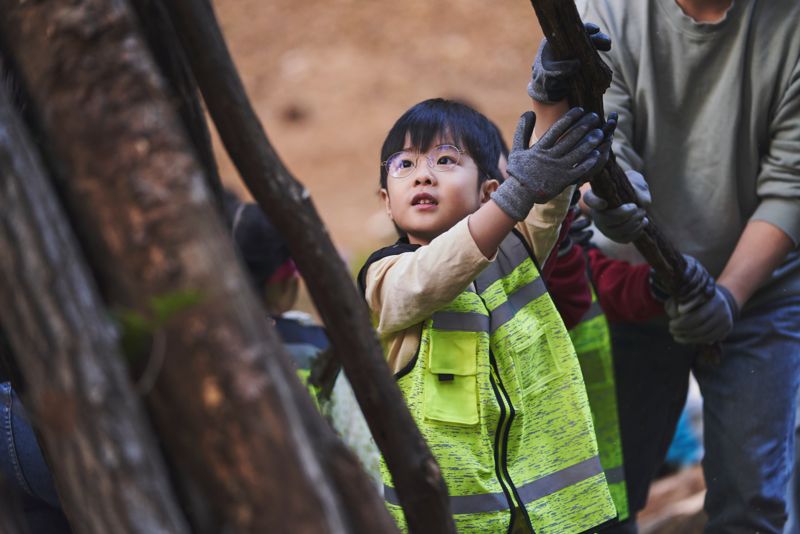 안전한 바카라사이트 산타카지노 임안전한 바카라사이트 산타카지노과 가족들이 지난 1일 경기 이천시 포레스트벤처스 식물연구센터에서 오동나무 묘목을 분갈이하고 있다. 사진=안전한 바카라사이트 산타카지노 제공.