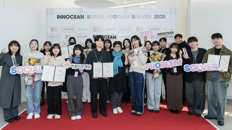 이노션 김정아 대표이사와 S.O.S 공모전 참여 학생들 기념 사진(이노션 제공). ⓒ 뉴스1