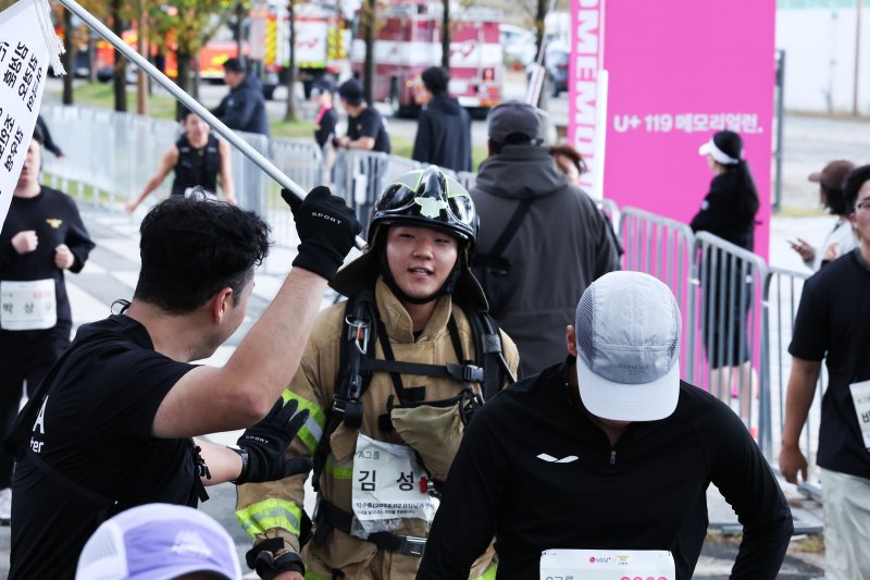 LG유플러스는 지난 2일 소방청과 함께 순직소방관 추모 마라톤 '119메모리얼런'을 성황리에 마쳤다. 사진은 실제 소방복을 입고 대회에 나선 현직 소방관들의 모습. (LGU+ 제공)