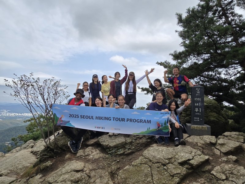 정기 등산체험 프로그램에 참여 중인 외국인 등산객들의 모습(온라인 바카라사이트 추천관광재단 제공)