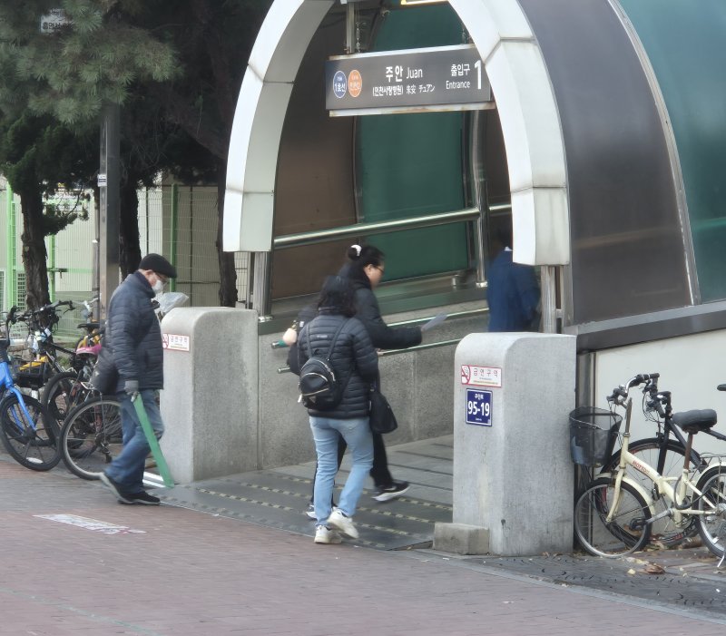 한파주의보가 발령된 3일 오전 인천 미추홀구 주안역 일대를 찾는 시민들이 두꺼운 패딩을 입고 출근길에 나서고 있다./뉴스1