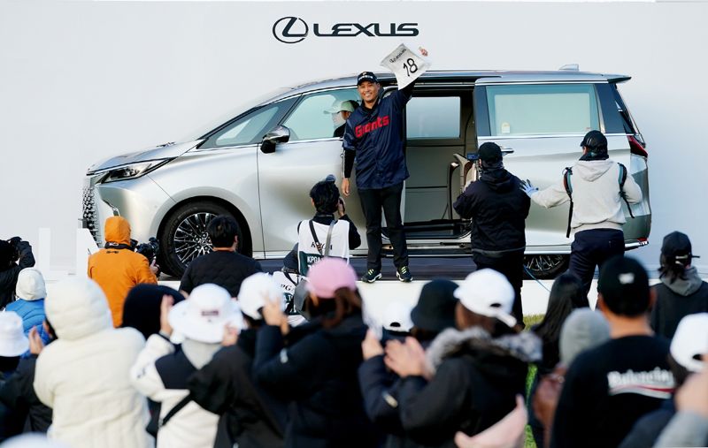 2025 렉서스 마스터즈 챔피언 김재호가 18번홀에 전시된 렉서스의 'LM 500h'에서 내리고 있다. 사진=렉서스코리아 제공