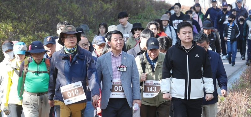 서철모 구청장이 구봉산 둘레길 걷기를 하고 있다.(서구 제공. 재판매 및 DB금지)/뉴스1
