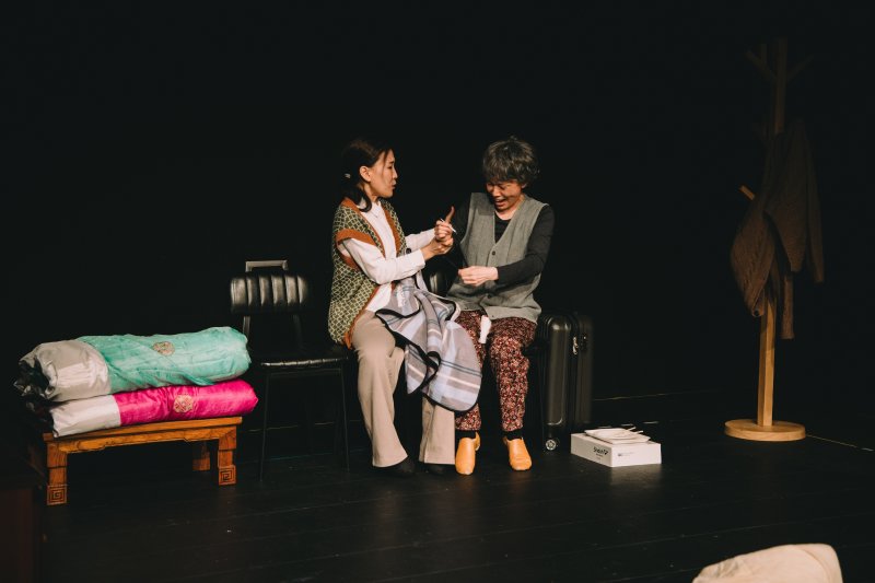 대구를 기반으로 활동하는 극단 골목은 오는 11일부터 16일까지 대구 남구 대명동 대명공연거리 골목실험극장에서 콘서트 드라마 '솜 with 박경하'를 공연한다. 사진은 공연 연습 모습. (극단 골목 제공. 재판매 및 DB 금지)/뉴스1