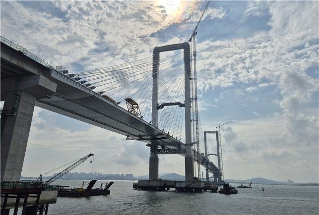 사진 설명= 제3연륙교는 세계 최고 높이인 184.2m 주탑 전망대와 수변데크길, 자전거도로, 야간경관 등을 갖춘 체험·관광형 교량으로 세워진다. 지난 9월 12일 마지막 상판 설치 작업이 완료됐으며, 현재 공정률은 약 94% 이다.(인천시 제공)2025,11,03