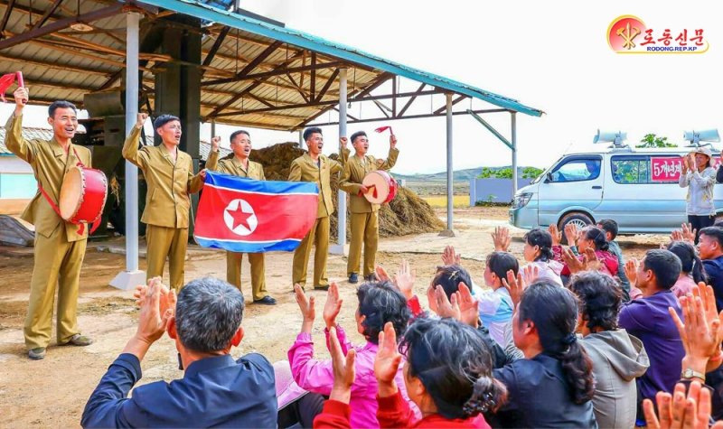 (평양 노동신문=뉴스1) = 북한 노동당 기관지 노동신문은 3일 신천군당집중강연 선전대의 모습을 조명하며 "올해 농사결속에로 농업근로자들을 힘있게 불러일으키고 있다"fk고 보도했다. [국내에서만 사용가능. 재배포 금지. DB 금지. For Use Only in the Republic of Korea. Redistribution Prohibited] rodongphoto@news1.kr