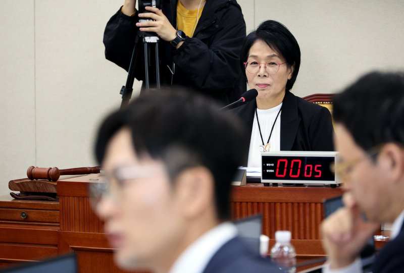 [서울=뉴시스] 김금보 기자 = 최민희 국회 과학기술정보방송통신위원회 위원장이 지난달 30일 서울 여의도 국회에서 열린 과학기술정보방송통신위원회 국정감사에서 박충권 국민의힘 의원의 최 위원장 규탄 발언을 들으며 미소를 띠고 있다. 2025.10.30. kgb@newsis.com