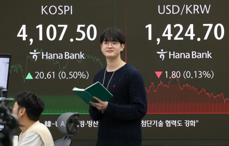 코스피가 종가 기준 사상 최고치를 찍은 31일 오후 서울 중구 하나은행 본점 딜링룸 전광판에 종가가 표시되고 있다. 이날 코스피는 전 거래일 대비 20.61포인트(0.50%) 오른 4107.50, 코스닥은 전 거래일 대비 9.56포인트(1.07%) 오른 900.42로 장을 마쳤고, 서울 외환시장에서 원·달러 환율은 전 거래일 주간거래 종가(1426.5원)보다 2.1원 내린 1424.4원에 주간 거래를 마무리했다. 2025.10.31/뉴스1 ⓒ News1 오대일 기자