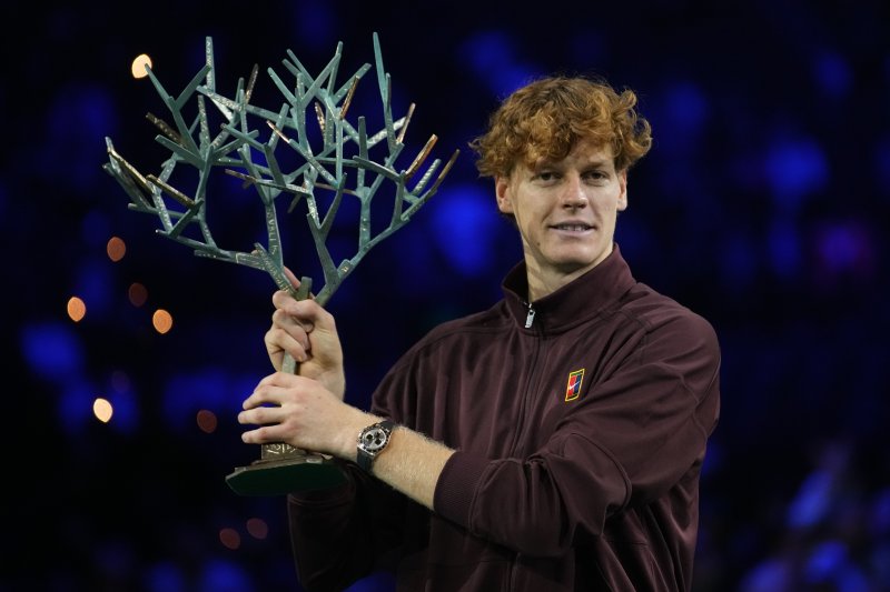 [파리=AP/뉴시스] 얀니크 신규 바카라사이트(2위·이탈리아)가 2일(현지 시간) 프랑스 파리 라데팡스 아레나에서 열린 남자프로테니스(ATP) 롤렉스 파리 마스터스(ATP 1000) 단식 정상에 올라 트로피를 들고 포즈를 취하고 있다. 신규 바카라사이트는 결승에서 펠릭스 오제알리아심(10위·캐나다)을 2-0(6-4 7-6)으로 꺾고 우승하며 두 달 만에 세계 1위에 복귀했다. 2025.11.03.