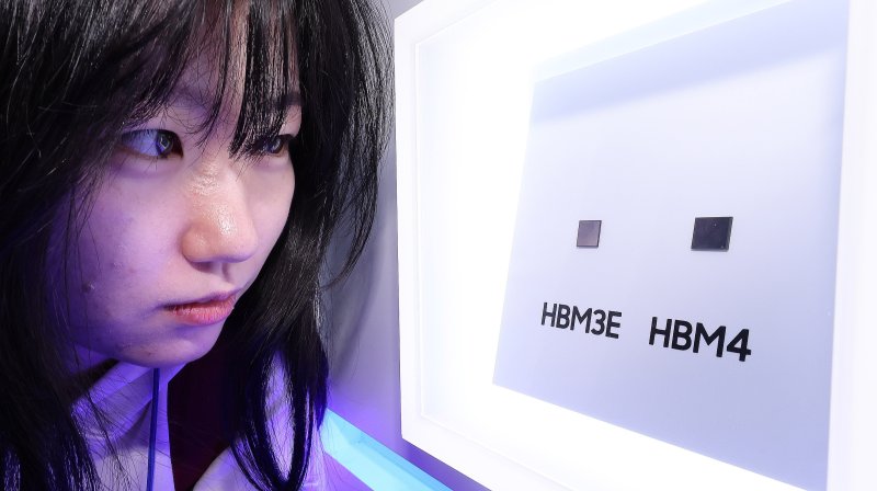 10월 22일 서울 강남구 코엑스에서 열린 제27회 반도체 대전(SEDEX 2025)을 찾은 관람객이 공개된 삼성전자 HBM4 실물을 살펴보고 있다. /사진=뉴스1
