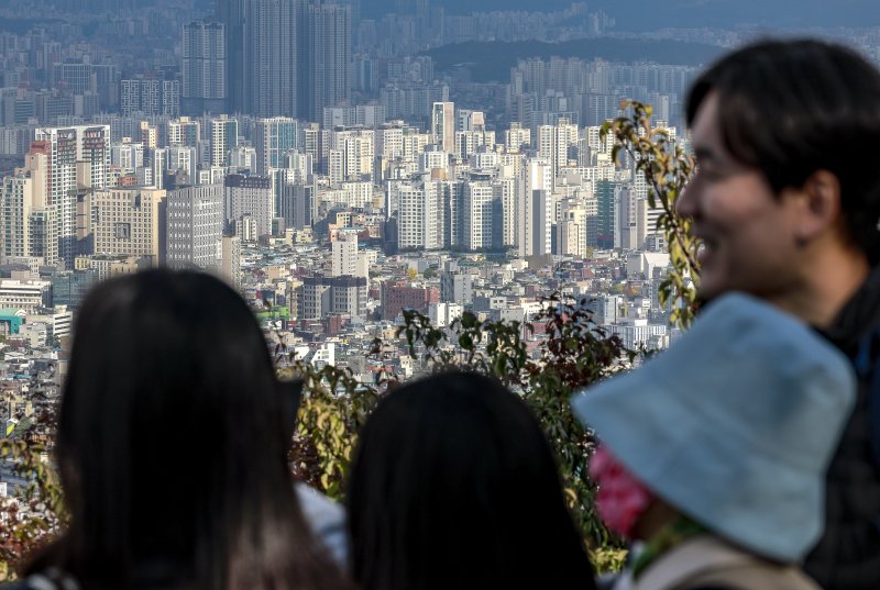 [서울=뉴시스] 정병혁 기자 = 2일 서울 중구 남산에 서울시내 아파트가 보이고 있다. 2025.11.02. jhope@newsis.com