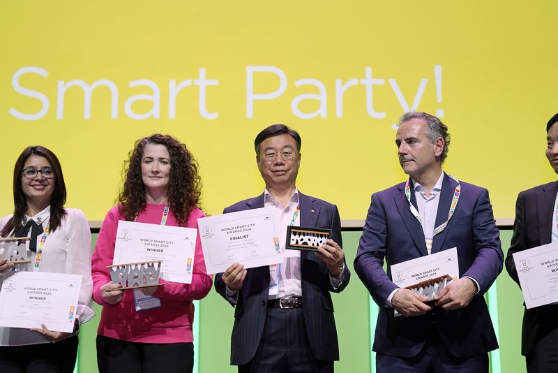 경기 성남시가 전국 최초로 '월드 스마트시티 어워즈' 2년 연속 본선 진출에 성공했다. 사진은 지난해 행사에서 신상진 시장(좌측에서 세 번째)이 '혁신 부문' 본상을 수상한 모습.(성남시 제공. 재판매 및 DB금지)/뉴스1