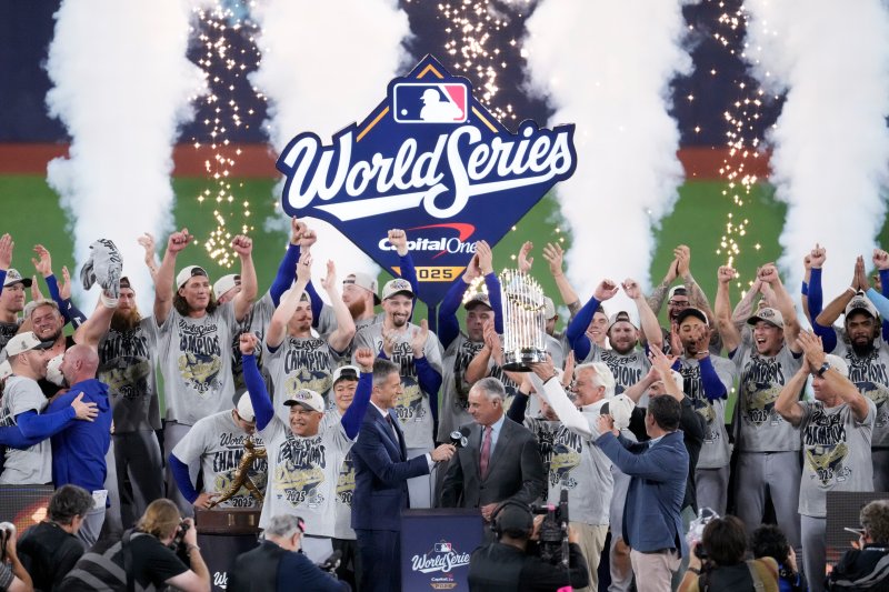 [토론토=AP/뉴시스] 로스앤젤레스(LA) 토토 바카라 선수단이 1일(현지 시간) 캐나다 토론토의 로저스 센터에서 열린 2025 메이저리그 월드시리즈(WS·7전4선승제) 정상에 올라 트로피를 들고 환호하고 있다. 토토 바카라는 최종 7차전에서 토론토 블루제이스를 5-4로 꺾고 4승 3패로 우승하며 2연패를 달성했다. 2025.11.02.