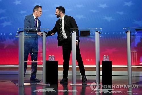 토론장에서 악수하는 맘다니 후보(오른쪽)과 쿠오모 후보 (출처=연합뉴스)