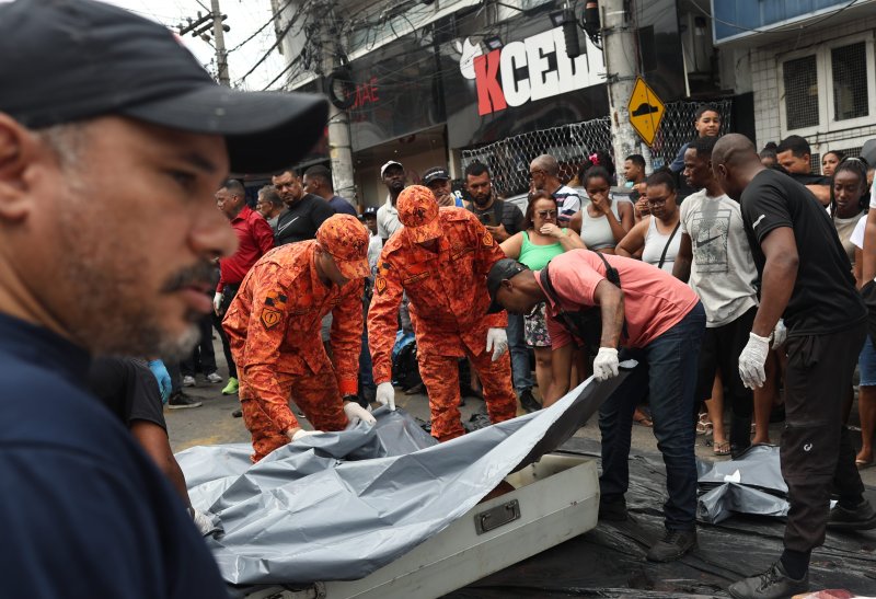 [상파울루( 브라질)=AP/뉴시스] 브라질의 상파울루주에서 주말에 열린 한 대학 축제 행사장에서 2일 새벽 철제구조물이 강풍에 무너져 1명이 숨지고 60여명이 다쳤다고 브라질 경찰이 발표했다. 사진은 최근인 10월 30일 브라질 경찰이 리우데자네이루시 부근 펜하 파벨라(빈민구역)를 급습해 범죄조직과 전쟁을 벌인 뒤 시신을 수습하는 광경. 2025.11.03.