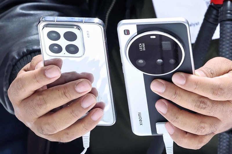 4일(현지시간) 스페인 바르셀로나 피라 그란 비아 전시장에서 열린 '모바일 월드 콩그레스(MWC) 2025'를 찾은 관람객들이 샤오미 부스에서 '샤오미 15'와 '샤오미 15 울트라'를 비교해 살펴보고 있다. MWC는 전세계 800여 개의 이동통신사가 참여하는 세계이동통신사업자연합회(GSMA)가 주관하는 행사로, 미국과 독일에서 각각 열리는 CES, IFA와 함께 3대 전자·IT 전시회로 꼽힌다. 올해 MWC에 참가하는 한국 기업은 187곳으로 지난해보다 22곳이 늘었다. 2025.3.5/뉴스1 ⓒ News1 민경석 기자