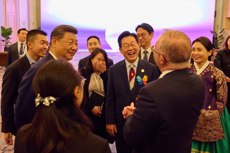 이재명 대통령과 시진핑 중국 국가주석이 10월 31일 경북 경주시 라한셀렉트호텔에서 열린 2025 아시아태평양경제협력체(APEC) 정상회의 만찬에서 대화를 하고 있다. (대통령실 제공. 재판매 및 DB 금지) 2025.11.1/뉴스1 ⓒ News1 이재명 기자