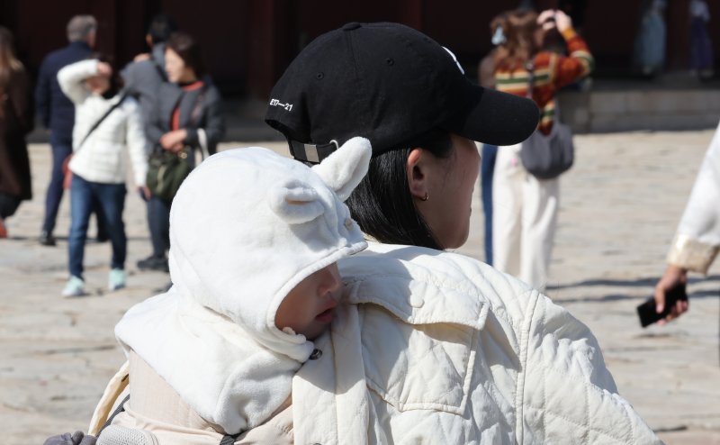 추위가 찾아온 지난 2일 오후 서울 종로구 경복궁을 찾은 어린이가 털모자를 쓰고 있다. 기상청은 이날 밤 9시부터 서울과 경기, 인천, 충청, 전북, 경상 서부 등에 한파주의보를 발령한다고 밝혔다. 2025.11.2/뉴스1 ⓒ News1 장수영 기자