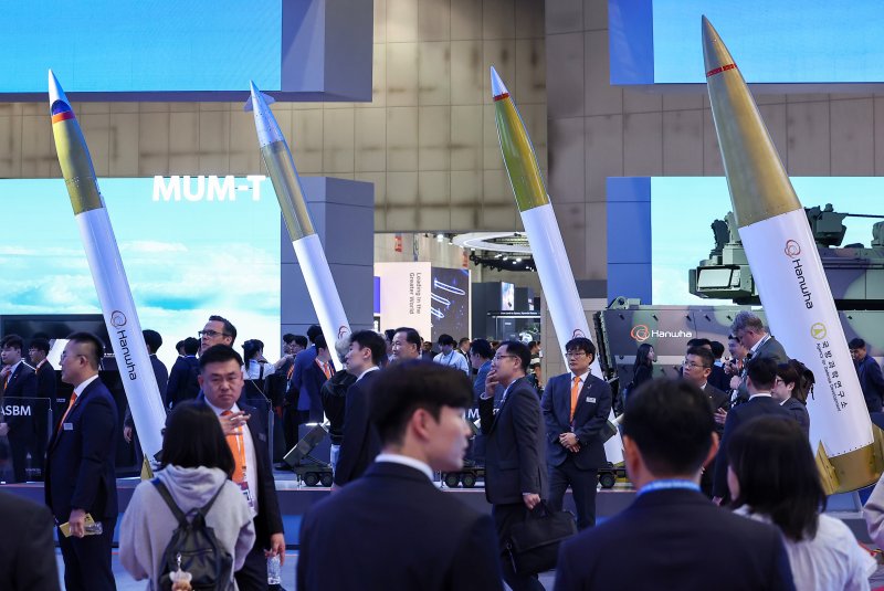 20일 경기 고양시 킨텍스에서 열린 서울국제항공우주 및 방위산업 전시회 'ADEX 2025'에서 한화 부스를 찾은 관람객들이 전시장을 둘러보고 있다. 2025.10.20/뉴스1 ⓒ News1 김성진 기자