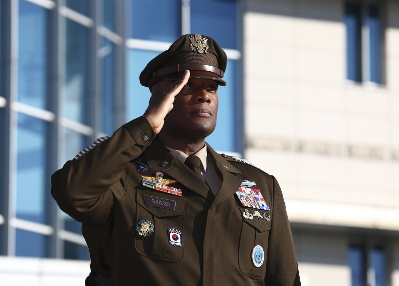 제이비어 브런슨 한미연합군사령부 사령관이 3일 서울 용산구 국방부 연병장에서 열린 제50차 한미 군사위원회 회의 환영 의장행사에서 경례를 받고 있다. 뉴시스