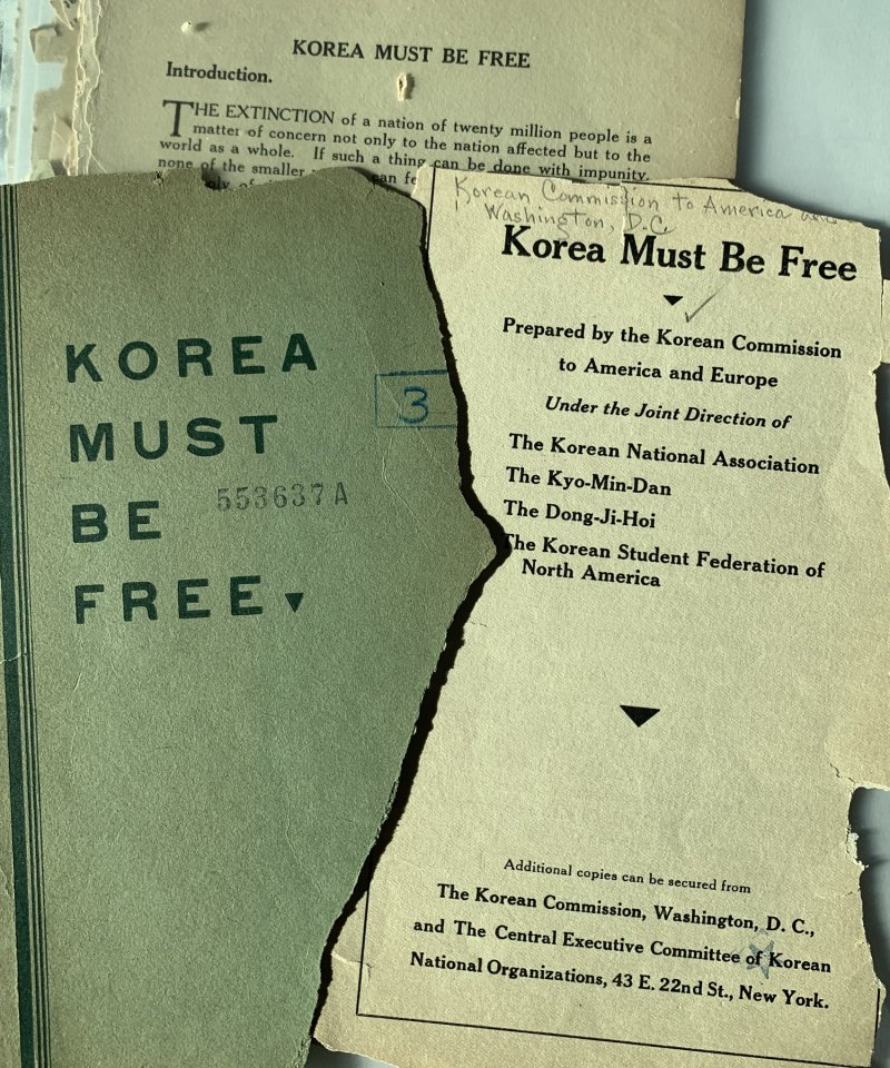 [바카라사이트 주사위=뉴시스] 1930년 3월 미국에서 발간된 영문 책자 'KOREA MUST BE FREE'. 이 책자는 광주학생독립운동을 계기로 미국과 유럽, 스위스 등 바카라사이트 주사위사회에 한국의 독립 필요성을 호소한 영문 기록물이다. (사진=전남대 제공) photo@newsis.com *재판매 및 DB 금지