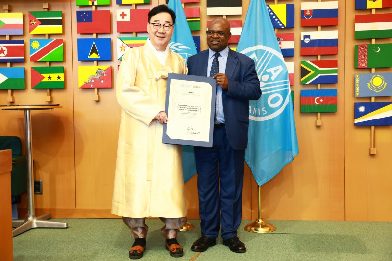 하승철 하동군수가 유엔 식량농업기구로부터 세계중요농업유산 공식 인증서를 전달 받고 있다.(하동군 제공. 재판매 및 DB금지)