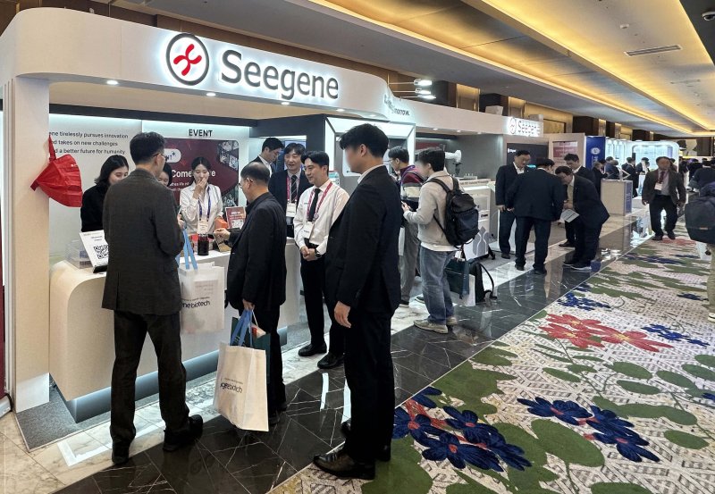 [서울=뉴시스] 씨젠은 지난달 29~31일 인천 인스파이어 컨벤션센터에서 열린 LMCE 2025에 참가해 무인 PCR 자동화 시스템 큐레카(CURECA)를 미니어처 형태로 전시하고, 바카라사이트 총판 데이터 실시간 분석∙공유 플랫폼 스타고라(STAgora) 체험존을 설치했다고 3일 밝혔다. (사진=씨젠 제공) 2025.11.03. photo@newsis.com *재판매 및 DB 금지