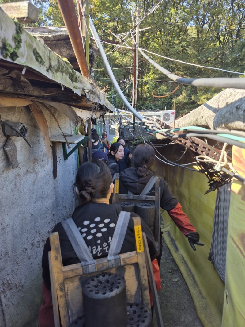[서울=뉴시스] 대한간호협회 간호돌봄봉사단이 1일 오전 서울 강남구 구룡마을에서 기후환경 취약계층을 위한 ‘사랑의 연탄 나눔 봉사활동’을 펼쳤다. (사진= 대한간호협회 제공)