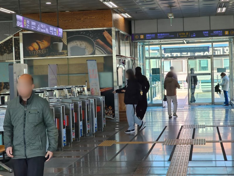 기습 한파가 찾아온 3일 김해시 삼정동 부산김해경전철 인제대역을 이용하는 시민들이 발걸음을 옮기고 있다. 2025.11.3 ⓒ 뉴스1 박민석 기자