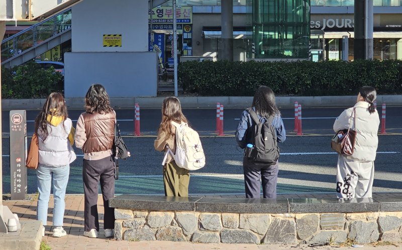 3일 아침 김해시 삼정동 부산김해경전철 인제대역 인제대 셔틀버스 승강장에 학생들이 버스를 기다리고 있다. 2025.11.3 ⓒ 뉴스1 박민석 기자