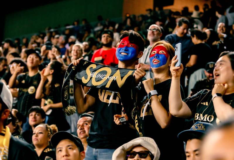 [서울=뉴시스] 바카라 사이트 로고가 새겨진 응원밴드를 손목에 착용한 팬들이 경기를 응원하는 모습. (사진 = 바카라 사이트 제공) 2025.11.03. photo@newsis.com *재판매 및 DB 금지