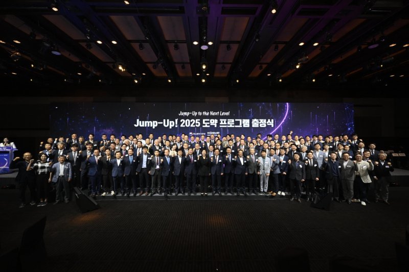 오영주 중소벤처인기있는바카라사이트부 장관이 23일 서울 중구 신라호텔에서 열린 '도약(Jump-Up) 프로그램 출정식'에서 기념 촬영을 하고 있다. (중소벤처기업부 제공. 재판매 및 DB 금지) 2025.4.23/뉴스1 ⓒ News1 이연주 기자