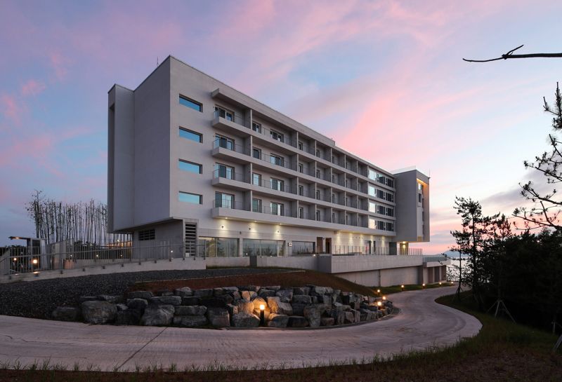 전남도는 '2025년 전남도 우수건축물 공모'를 통해 '해남126 오시아노호텔'<사진> 등 공공부문 2개소와 민간부문 3개소를 선정했다고 3일 밝혔다. 전남도 제공