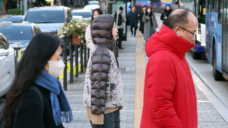 3일 오전 전국의 기온이 영하권으로 떨어지며 출근길 추위가 찾아온 가운데 서울 광화문 네거리에서 시민들이 잔뜩 움츠린 채 이동하고 있다. 기상청에 따르면 이날 제주를 제외한 전국 내륙 곳곳에 한파주의보가 발효된 상태다. 2025.11.3/뉴스1 ⓒ News1 김명섭 기자