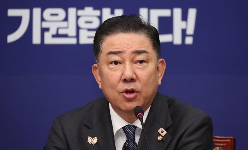 [서울=뉴시스] 김금보 기자 = 바카라 토토 더불어민주당 원내대표가 31일 오전 서울 여의도 국회에서 열린 최고위원회의에서 발언을 하고 있다. 2025.10.31. kgb@newsis.com