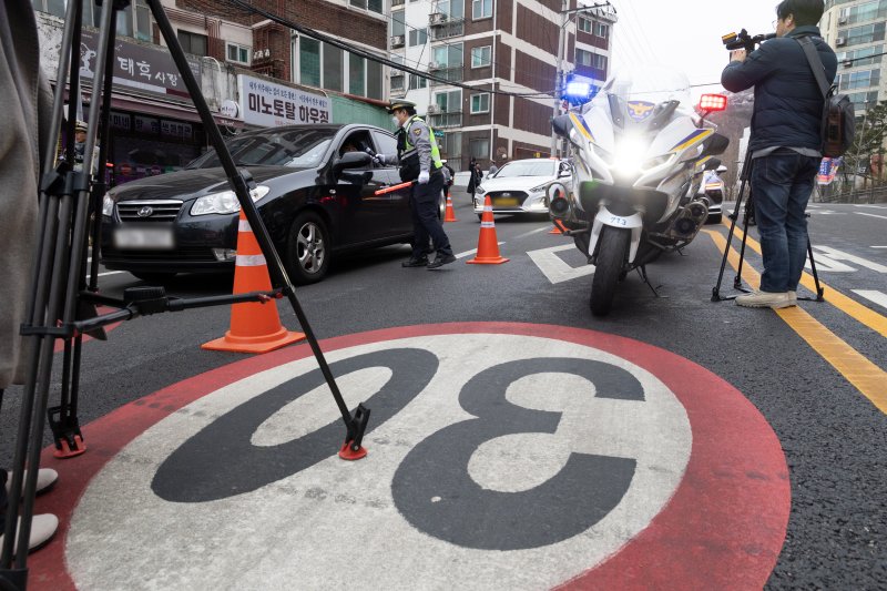 서울 서대문구 고은초등학교 앞에서 신학기 안전한 학교 만들기 캠페인의 일환으로 경찰들이 음주단속을 하고 있다. 2025.3.5/뉴스1 ⓒ News1 이승배 기자