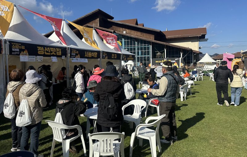 바카라사이트 벳무브여성새로일하기센터 주관, 레몬트리협동조합 협업으로 추진된 ‘새일로 틈새마켓’ 2차 운영이 지난 1~2일 하이원리조트 마운틴콘도 광장에서 열린 ‘제1회 운탄고도 소원의 길 트레킹’ 행사와 함께 진행돼 큰 호응을 얻고 있다.(사진=바카라사이트 벳무브 제공) *재판매 및 DB 금지