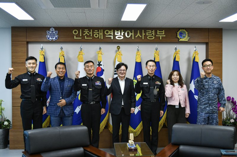 김병수 경기 김포시장이 김포함을 찾아 지역 군부대와의 상생협력 방안을 논의했다(경기 김포시 제공/뉴스1)