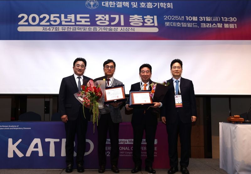 박재용 칠곡경북대학교병원 교수(왼쪽에서 세 번째)와 정만표 삼성서울병원 교수(왼쪽에서 두 번째)가 지난 31일 서울 잠실 롯데호텔월드 크리스탈볼룸에서 '제47회 유한 결핵 및 호흡기 학술상'을 받고 유재천 유한양행 부사장(왼쪽에서 첫 번째), 안중현 대한결핵 및 호흡기학회 회장(왼쪽에서 네 번째)과 기념 촬영을 하고 있다. 유한양행 제공
