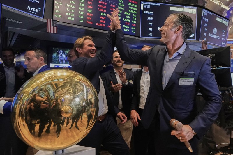 [뉴욕=AP/뉴시스]뉴욕 증권거래소(NYSE)에서 지난 9월 17일 워터브리지의 기업공개(IPO)가 시작되면서 존 롱 최고경영장(CEO, 왼쪽)와 데이비드 캐퍼비앙코 회장(오른쪽)이 하이파이브를 하며 축하하고 있다. 2025.11.03.