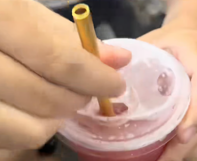 '2천만원' 금 빨대 만든 中 남성 밀크티 마시려고… 당혹