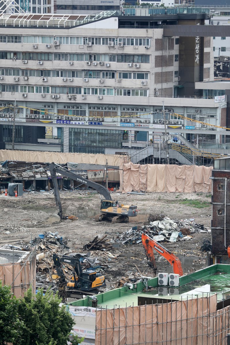 [서울=뉴시스] 백동현 기자 = 지난 31일 싱가포르 '마리나 원'을 방문한 오세훈 서울시장은 '화이트 사이트(White Site)' 제도의 장점을 용산이나 세운상가(지구) 등에 적용할 수 있으면 좋겠다고 밝혔다. '화이트 사이트'는 개발사업자가 별도 심의 없이 허용된 용적률 안에서 토지의 용도를 자유롭게 정할 수 있도록 한 제도다. 사진은 1일 오후 서울 종로구 세운재정비촉진지구 4구역 일대 모습. 2022.08.01. livertrent@newsis.com