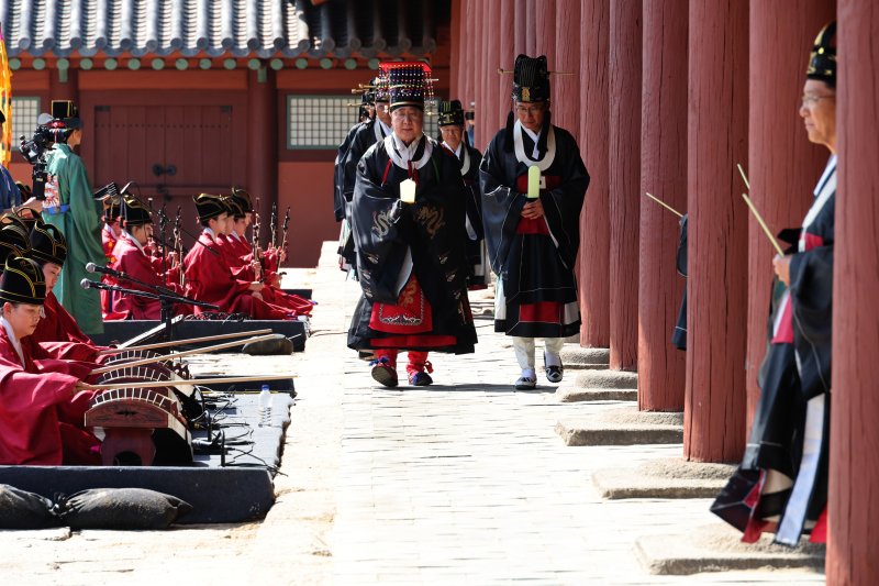 [서울=뉴시스] 이영환 기자 = 4일 오후 서울 종로구 종묘에서 종묘대제가 봉행되고 있다. (공동취재) 2025.05.04. photo@newsis.com