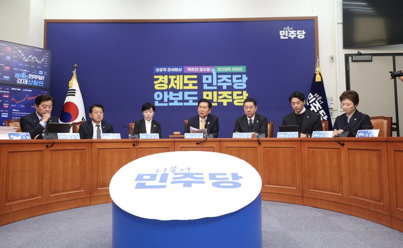 [서울=뉴시스] 조성봉 기자 = 정청래 더불어민주당 대표가 3일 오전 서울 여의도 국회에서 열린 최고위원회의에서 발언을 하고 있다.2025.11.03. suncho21@newsis.com