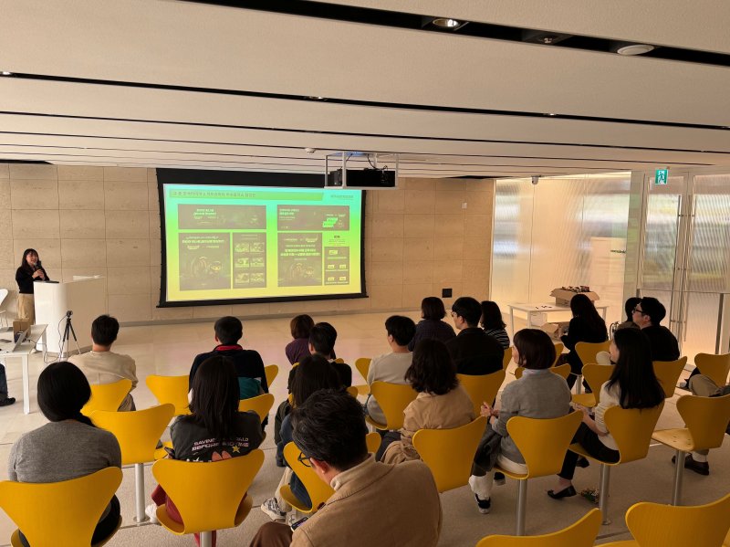 31일 한국앤컴퍼니그룹 판교 사옥에서 임직원을 대상으로 열린 제25회 '지식나눔회'에서 발표자가 '한국'(Hankook) 브랜드와 넥슨코리아 인기 모바일 게임 '카트라이더 러쉬 플러스' 간 컬래버레이션 사례를 소개하고 있다(한국앤컴퍼니그룹 제공). 2025.10.31.